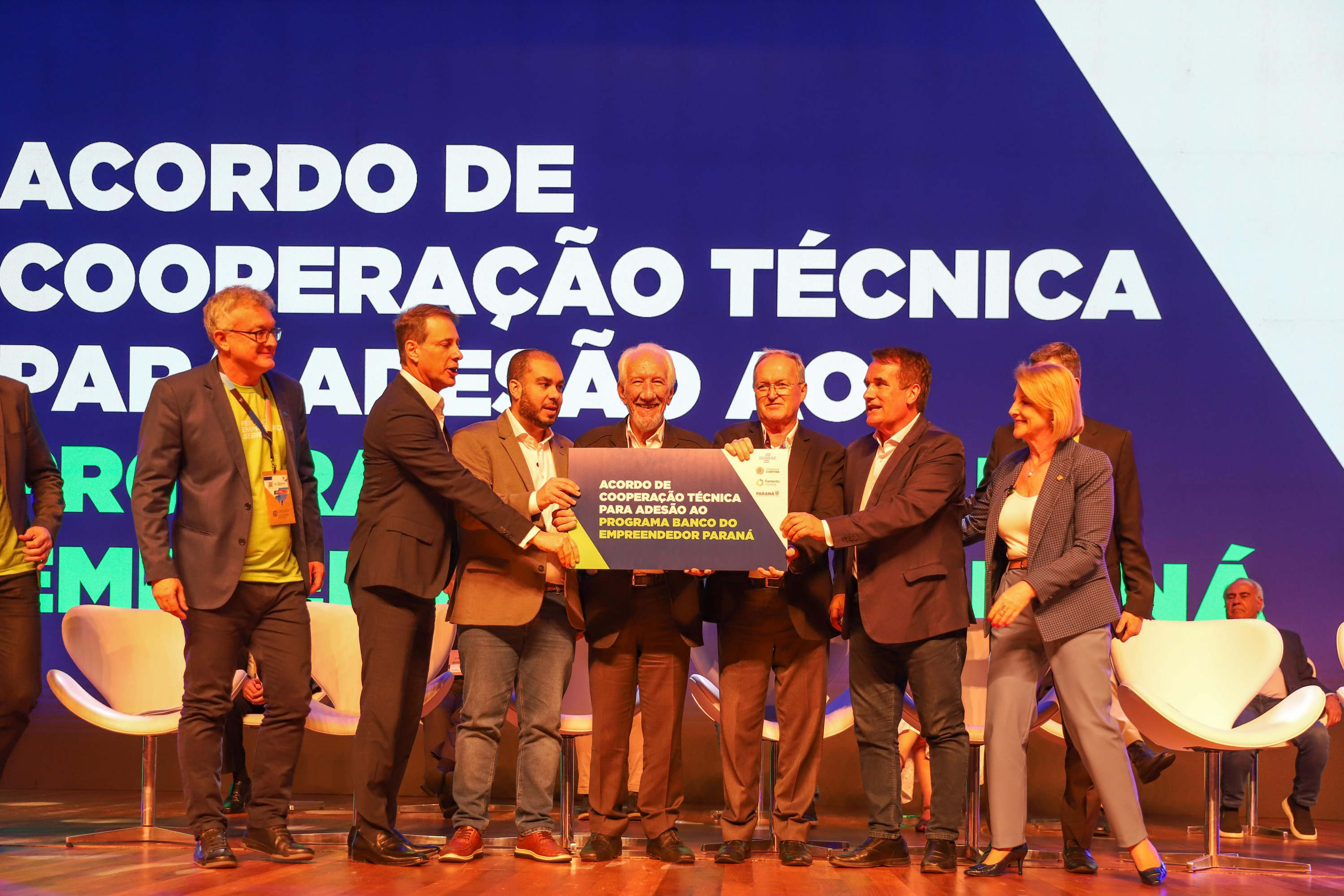 O Governo do Estado e a Prefeitura de Curitiba aproveitaram o grande público presente na Feira do Empreendedor do Sebrae 2025 para anunciar uma nova parceria que vai ampliar o acesso ao crédito para pequenos negócios na Capital.