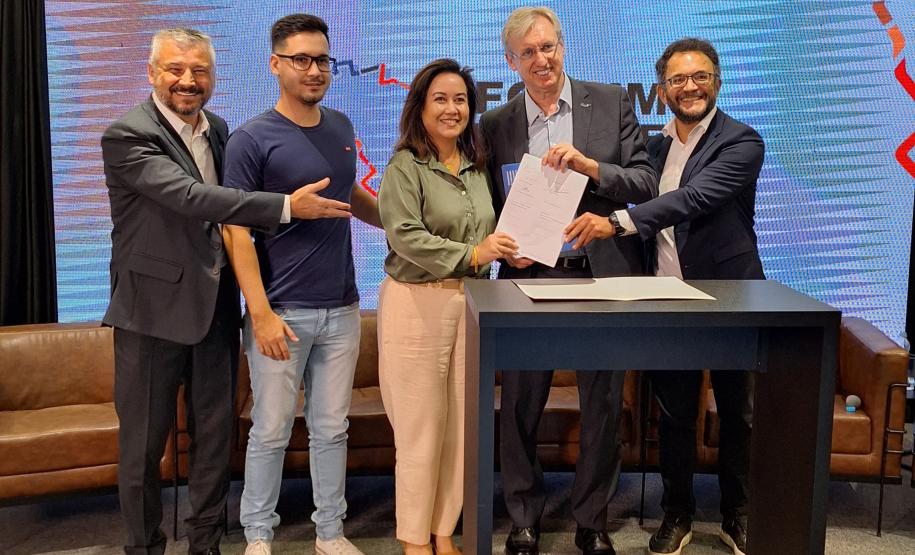 FÓRUM DEBATE para o Desenvolvimento, promovido pela ABDE, em Londrina, nesta quinta (14). A Fomento Paraná assinou um contrato de financiamento com a empresa Publis Informática e Sistemas, também de Londrina, representada pela empresária Patrícia Ikeda Vecchia.